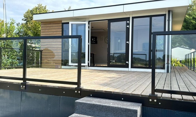 Lathum House | Elegant chalet for 4 people with 2 bathrooms, a terrace, free WiFi, and a luxury kitchen.