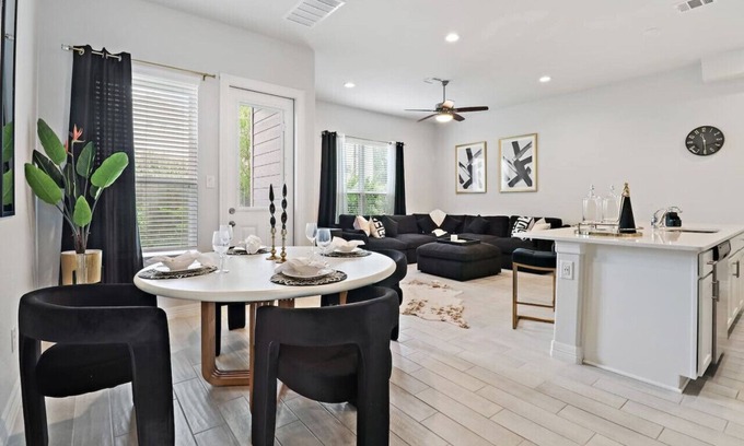 Spring Branch West House | Elegant Fall Home: Fast Wi-Fi - Memorial