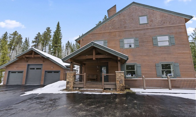 Blue River House | Elegant Family Cabin w/Hot Tub & Game Room, 5 Mins to Breck