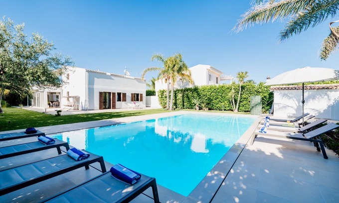 Marina di Ragusa Villa | Elegant family villa,big heated pool,400 mt. to the sea, garden, bbq,free wi-fi.