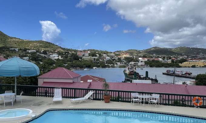 Estate Altona Condo | Elegant Harbor View Condo Get-A-Way @ Schooner Bay