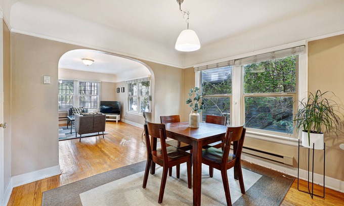 Broadway Apartment | Elegant, large 1BR in Capitol Hill/central to everything
