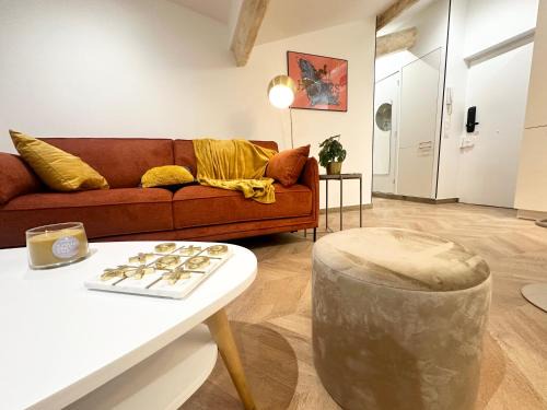 Quartier du Port Apartment | Elegant mansardé-place du pin