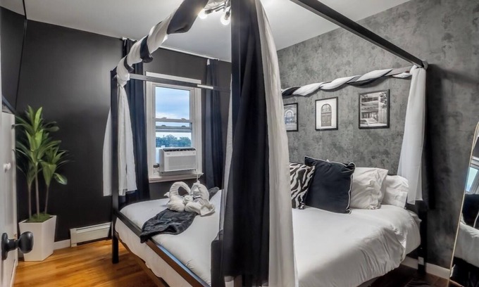 Kearny Apartment | Elegant NYC View Stay! Park Free, 6 beds- Sleep 8+