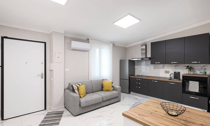Borghesiana Apartment | Elegant tourist accommodation facing metro C