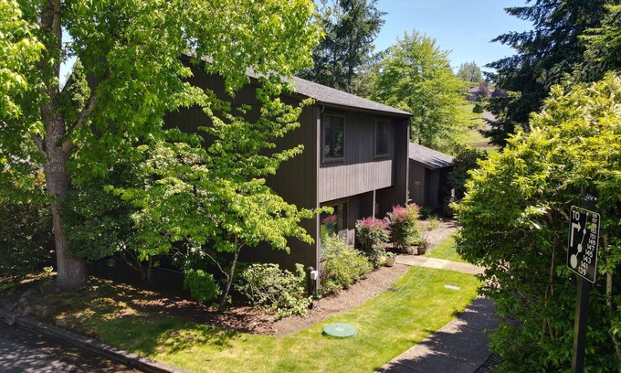 South Hills House | Elegant Townhome, park-like setting. Local event transportation provided.