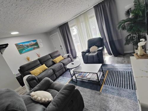 Forest Lawn House | Elegant upper unit bungalow - 10 mn from downtown