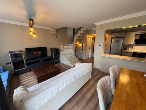 Kusadasi Villa | Elegant Villa in Kuşadası 5 Min Walk to Sea & Center