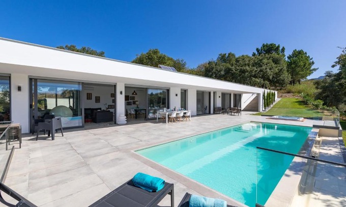 Usseira Villa | Elegant Villa with infinity pool & hot tub