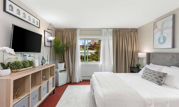 Downtown Seattle Apartment | Elektra Muse Studio w/Views - Walker’s Paradise