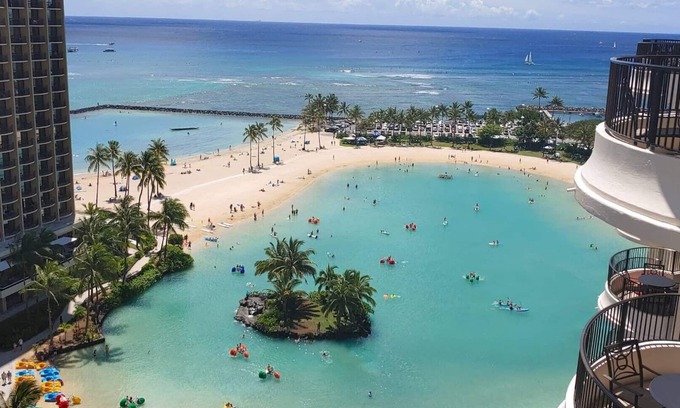 Waikiki Resort | Elevate Your Hawaiian Getaway at Lagoon Tower by Hilton – 2 Bd. Ocean View
