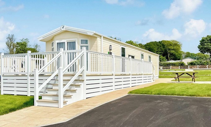 Cross Inn House | Elite 3 Bed with Decking