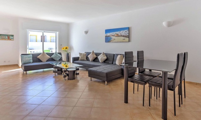 Carvoeiro Apartment | Elizabeth Modern Apartment in the Heart of the City