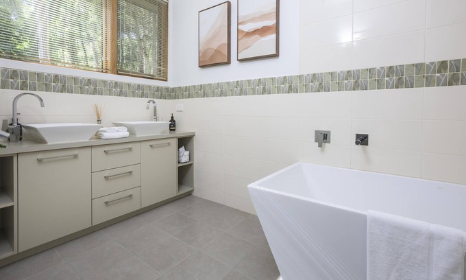 Upwey Villa | Elliott Lodge - Two storey lifestyle property sleeps 10