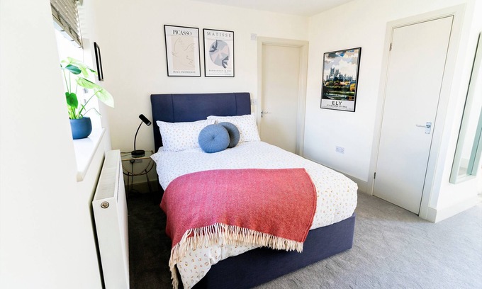 Ely Cottage | Elm Cottage - Stylish & Sunny Studio Flat with Countryside Views