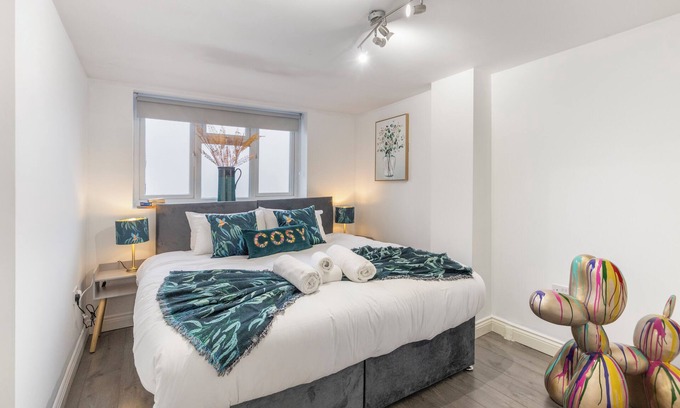 Brent Cross Apartment | Elms Suite