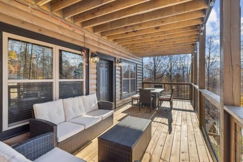 Gatlinburg - Pigeon Forge House | Embrace the Wild at the "Rustic Bear" Your Cozy Cabin Escape!