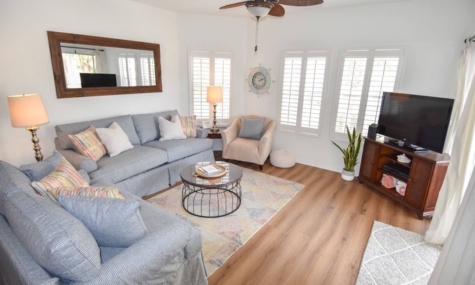 Holiday Isle Apartment | Emerald Escape II - 2BR SPC Beach Walk