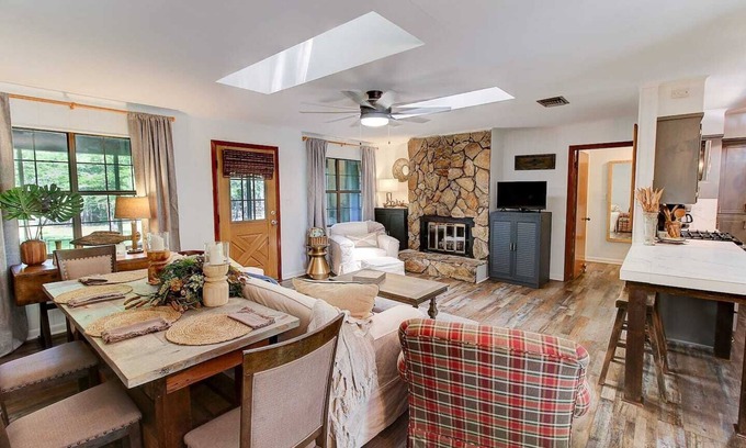 Shreveport Cabin | Emerald Point Cabin Lakefront with Kayaks & Canoes