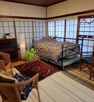 Katase Bed & Breakfast | EMS Enoshima クラシックゲストハウス 寝室は個室 犬OK