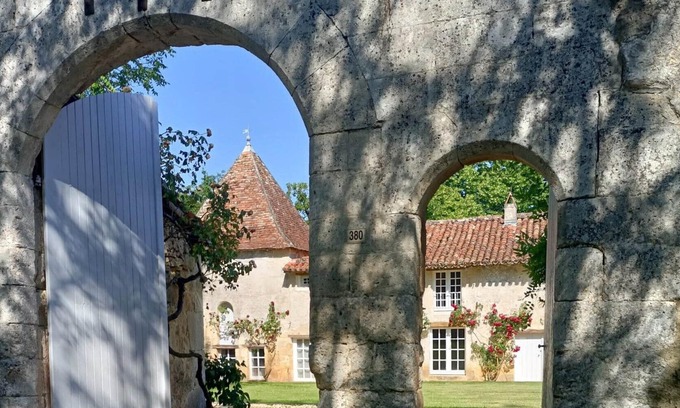 Cercles House | En Périgord Vert, Maison Familiale Rénovée , Piscine Chauffée, Parc Arboré