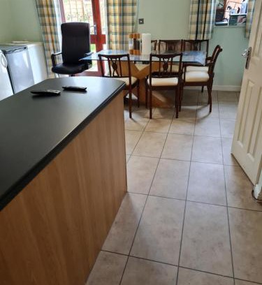 Sherborne St. John Apartment | En-suite room with Juliet balcony in a house