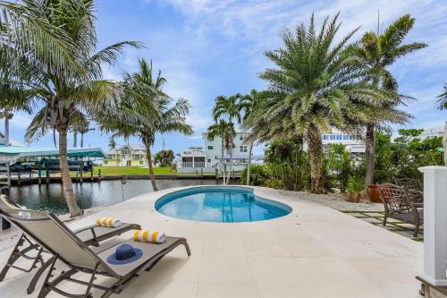 Saint James City House | Enchanting Retreat - Pine Island Paradise - Roelens