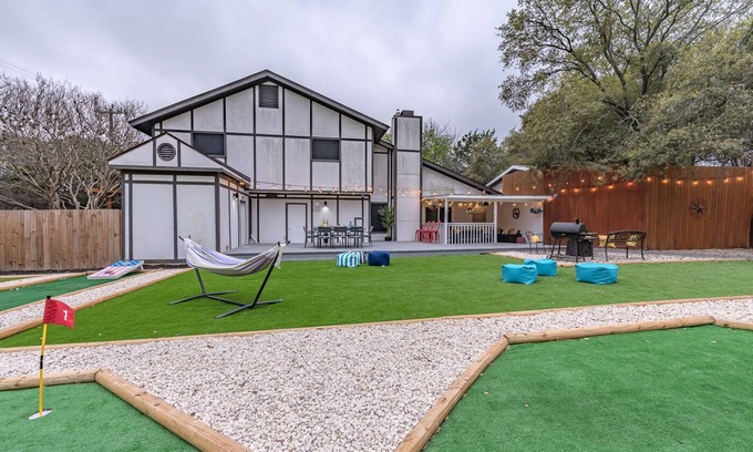 Wetmore House | Enchanting Texas Home w Pool, GameRoom, MiniGolf & Firepit by 6Flags & Seaworld