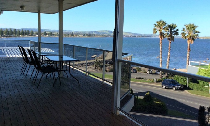 Encounter Bay House | Encounter the View - stunning panoramic ocean views (No schoolies)