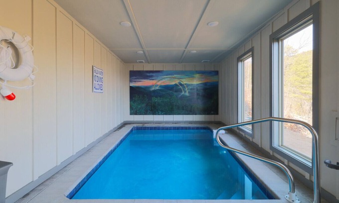 Gatlinburg - Pigeon Forge Cabin | Endless Views with a Private Indoor Heated Pool