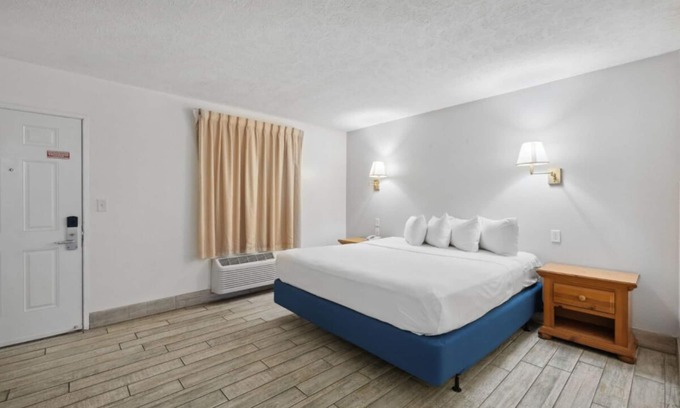 Panama City Beach Hotel | Enjoy a Hassle-free Stay! Free Parking, Pool, Near Casino Beach Boardwalk