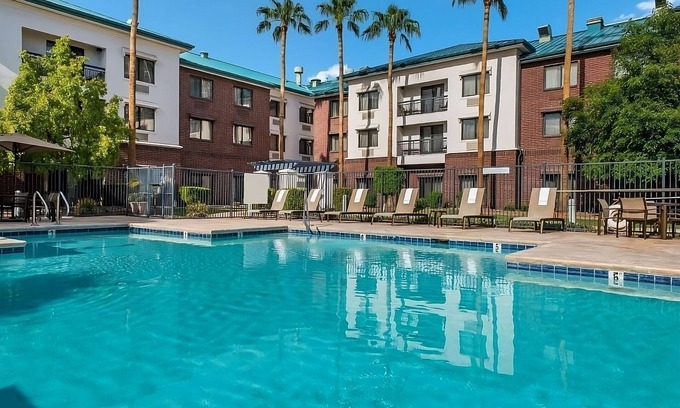 Tempe Hotel | Enjoy a Hassle-Free and Suiting Stay! Pets are Allowed, Outdoor Swimming Pool!
