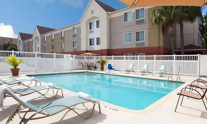 Clearwater Hotel | Enjoy a Hassle-Free Stay! 2 Comfortable Units, Outdoor Pool, Free Parking