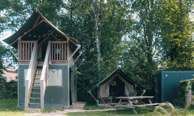 Nieuw Heeten House | Enjoy a luxury glamping experience in the Safaricottage XS for 4 people with private sanitation at Vakantiepark de Sallandshoeve, perfect for nature lovers and those seeking peace.