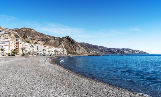 La Mamola House | Enjoy a relaxing vacation by the sea in southern Spain.