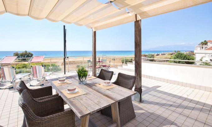 Pizzo Apartment | Enjoy a wonderful sea view in this vacation apartment near the beach.