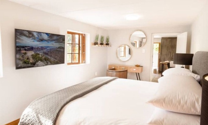 Stellenbosch Apartment | Enjoy magical views from the pool-side a few minutes from the heart of Stellies!