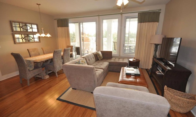 Baytowne Wharf Condo | Enjoy Music & Fireworks From Your Balcony