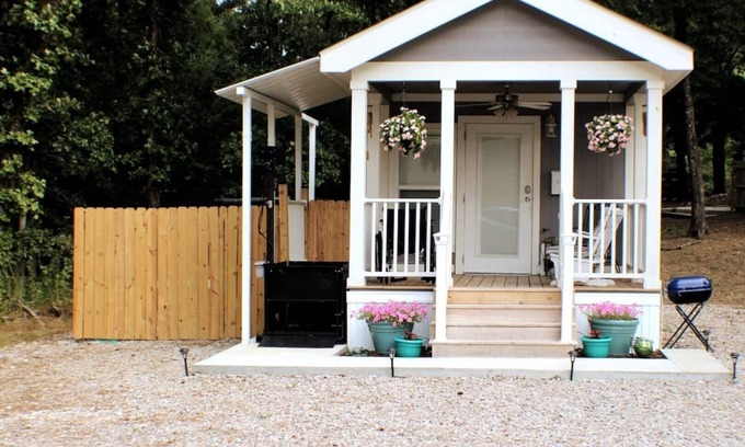 Mid America Cottage | Enjoy Serenity at Gee's Comfy Cottage! ADA Accessible.