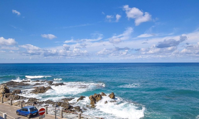 Cetraro House | Enjoy the vacation in the inviting cottage with a beautiful view of the sea.