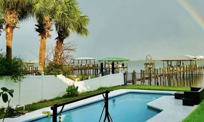 Fort George Island House | Enjoy this Little paradise detached guest house with your loved ones! pool, Dock