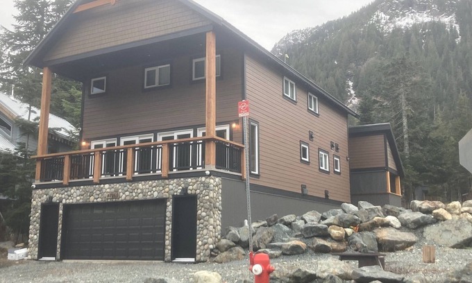 Hemlock Valley Cabin | Enjoy time with family or friends in this new rental on Sasquatch Mountain !