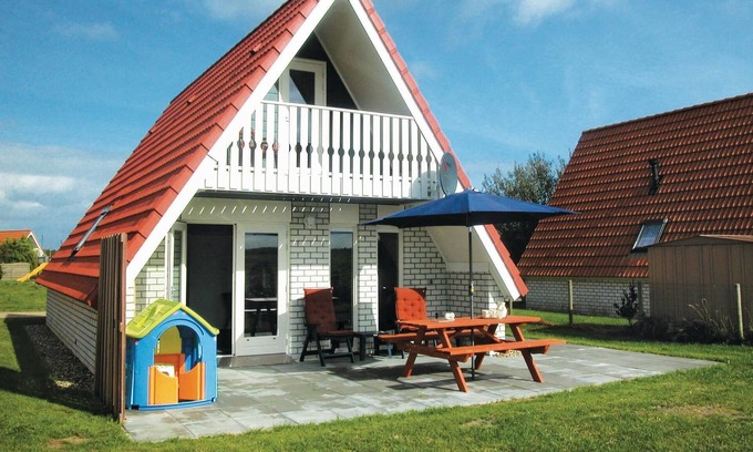 Den Oever House | Enjoy your own infrared sauna (2 persons) in this well-kept vacation home on the edge of a vacation