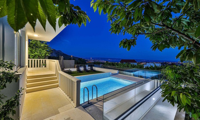 Mravince House | Enjoy your vacation in idyllic surroundings in this beautiful vacation home with pool!