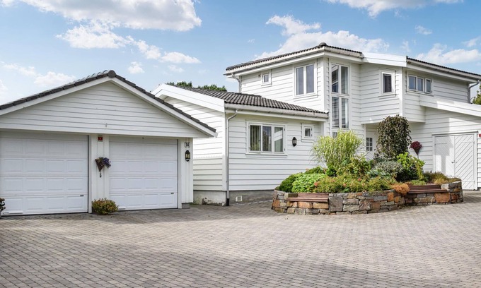 Bremnes House | Enjoy your vacation in beautiful vacation home in fantastic location directly on the water.