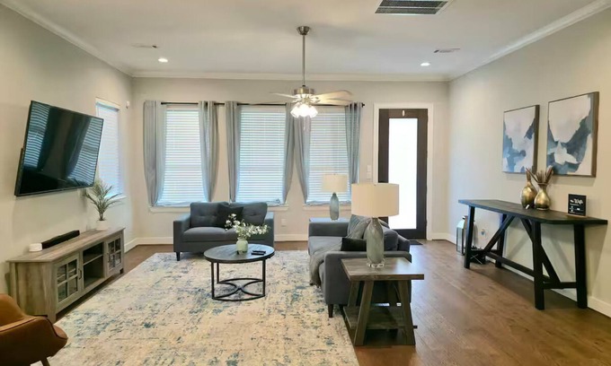 Washington Ave./ Memorial Park House | Enjoyable 2-bedroom house with AC in vibrant Houston