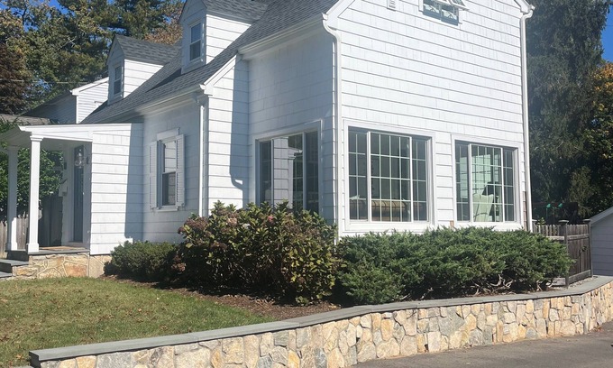 Fairfield House | Enjoyable 3 bedroom house in Fairfield, four miles to downtown and beaches