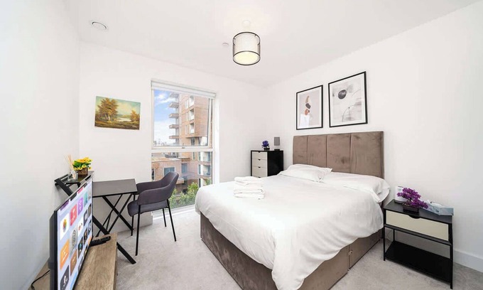Royal Docks Apartment | Ensuite Room - Prime Spot Near O2 & Canary Wharf