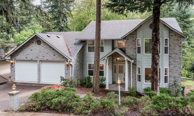 Southeast Eugene House | Entire 4-bedroom house, billiards and ping-pong, close to University of Oregon