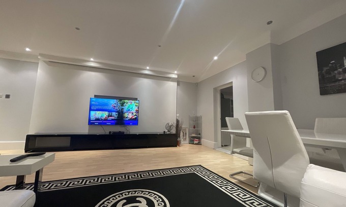 Squirrel's Heath House | Entire 6 Bedroom House in London, Free Parking